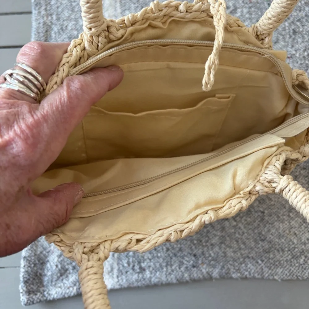 Elegant Cream Woven Handbag - Picture 2 of 4